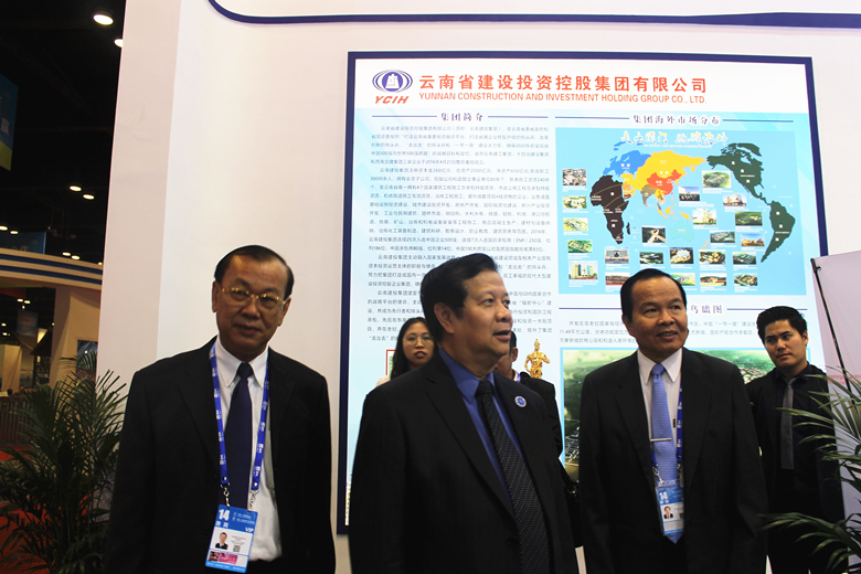 老撾副部長到展位參觀.jpg